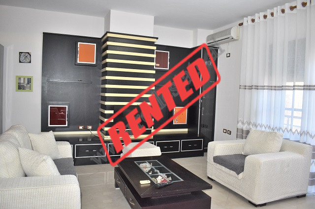 Apartament 2+1 per qira ne rrugen e Barrikadave, ne Tirane.
Banesa eshte e pozicionuar ne katin e 4